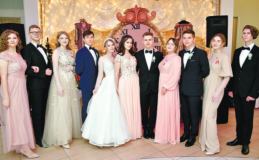 Под звуки праздничного вальса