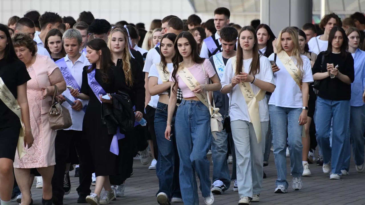 Возложение, концерт и салют: как пройдет республиканский «Последний звонок»