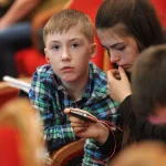 Минобр рассказал, что будет с мобильными телефонами в школах