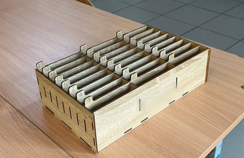 За парту без гаджетов: куда будут прятать смартфоны школьников (видео)