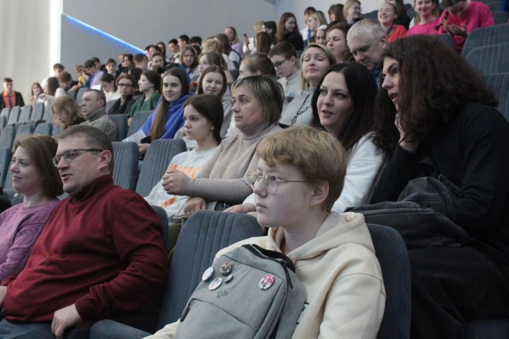 День открытых дверей Уже менее чем через два месяца начнётся новая приёмная кампания и наш Лицей@lyceum.vsu гостеприимно распахнёт свои двери перед теми кто готов пройти вступительных испытания и пополни (7).png